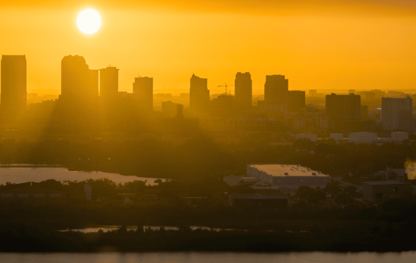imagem do sol na orientação solar oeste em uma cidade do hemisfério sul
